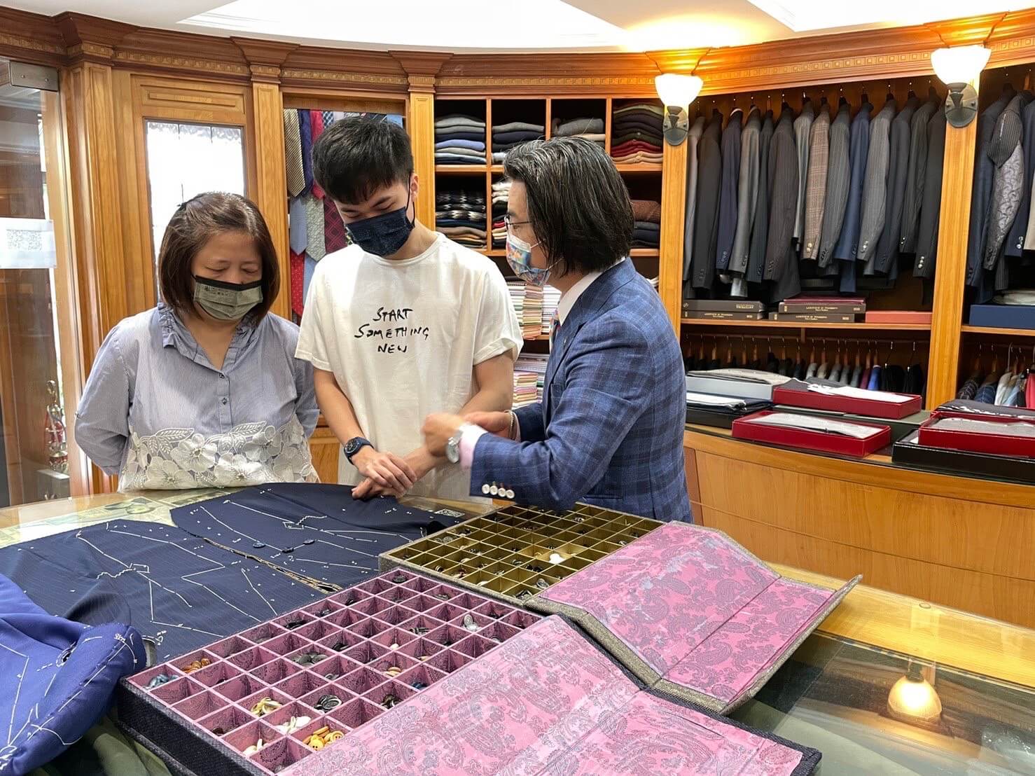 李至誠向小林同學林昀儒說明西裝訂製流程