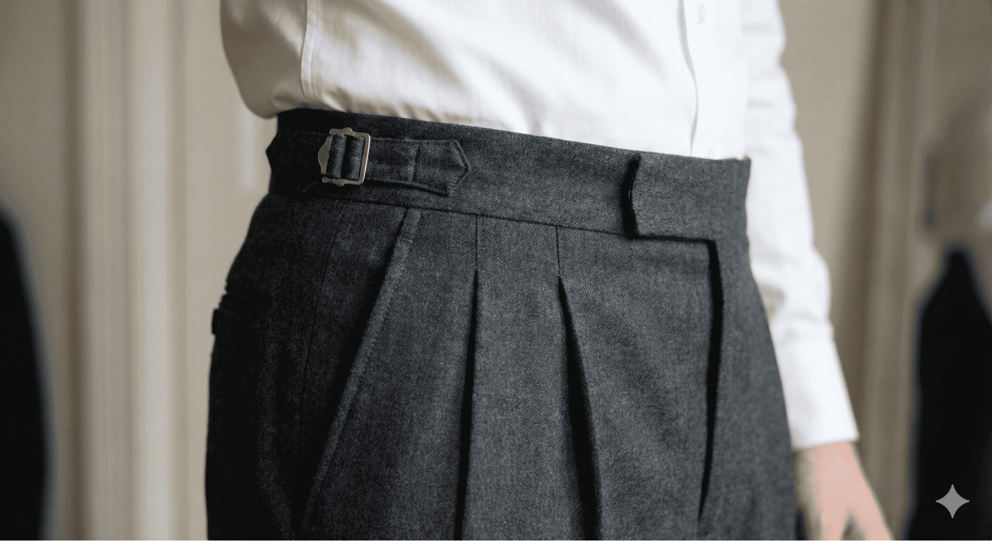 復古高腰西裝褲細節,包含雙褲褶與側邊巴黎扣設計,取代皮帶展現俐落腰線。