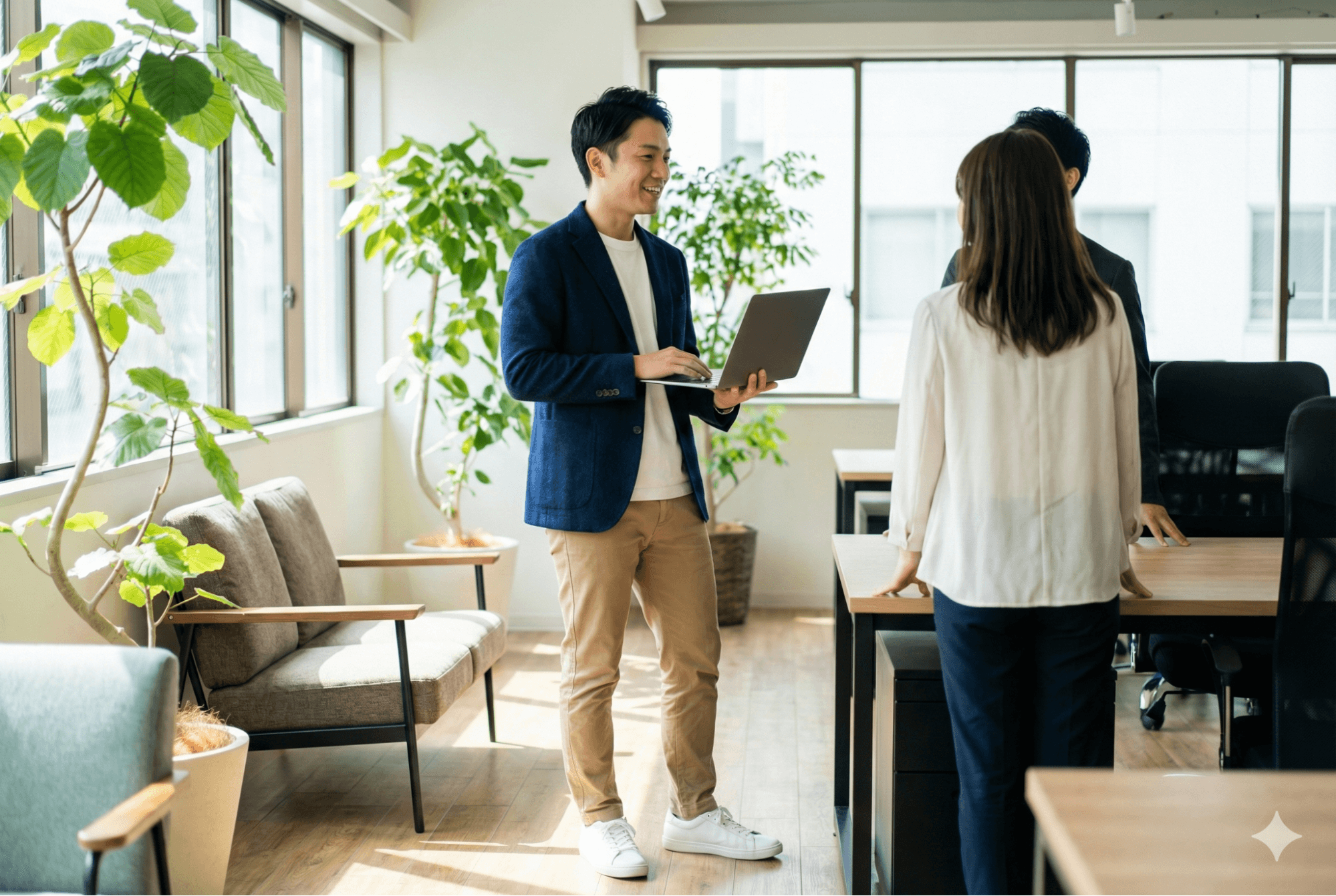 適合台灣科技與新創產業的 Smart Casual 商務穿搭示範：深灰色西裝外套搭配休閒褲與素色 T-shirt，展現俐落聰明形象。